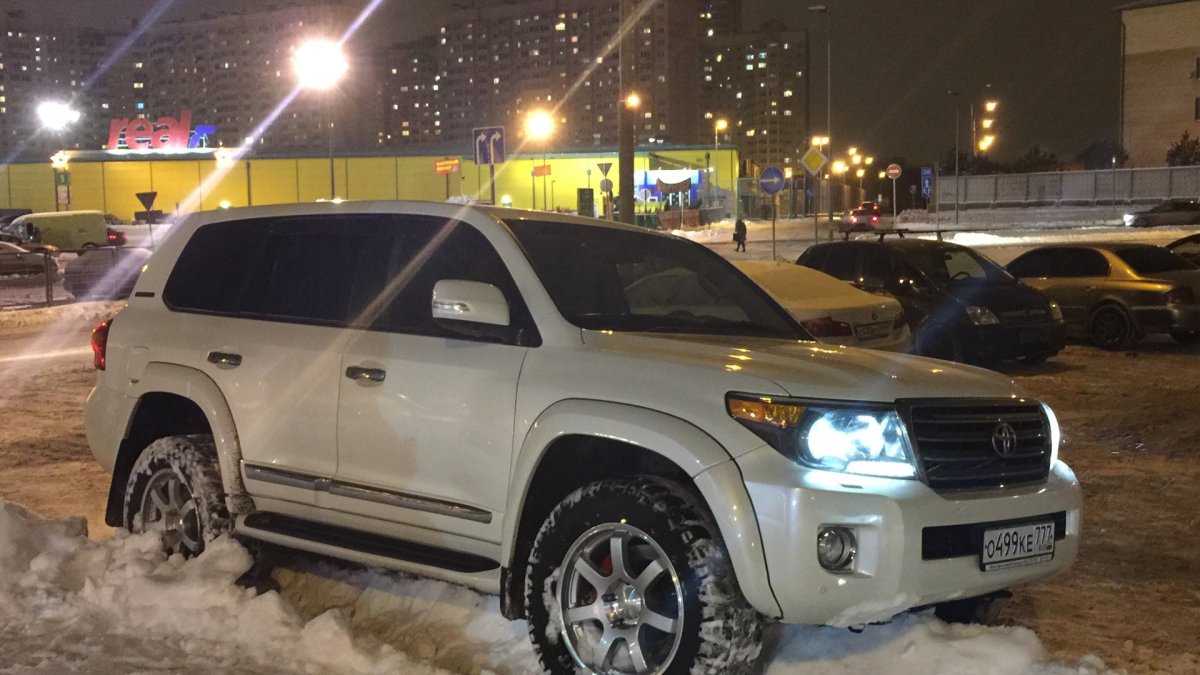 Toyota Land Cruiser 200 Arctic Truck at 33
