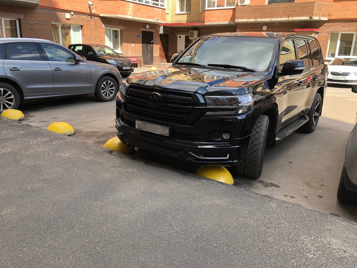 Toyota Land Cruiser 200 бандиты