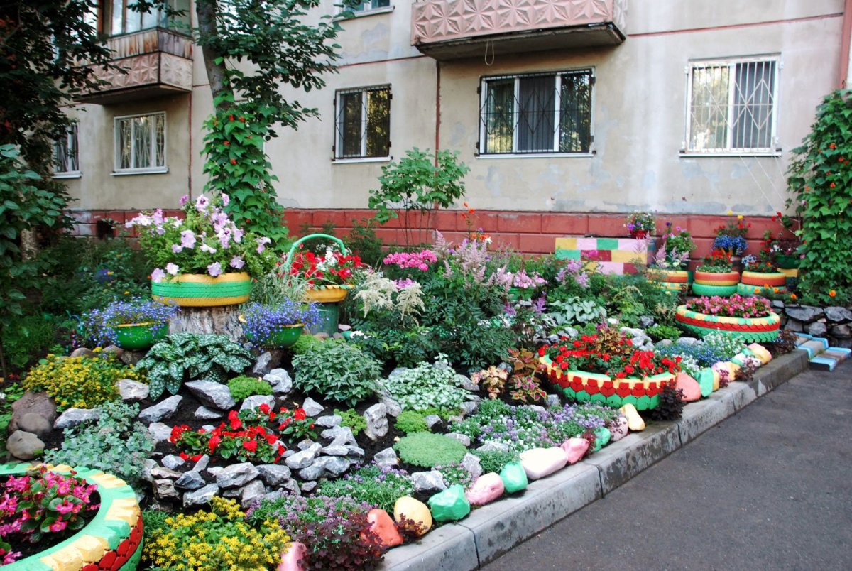 Красивые клумбы во дворе