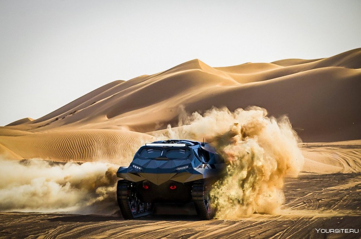Rolls Royce Cullinan в пустыне
