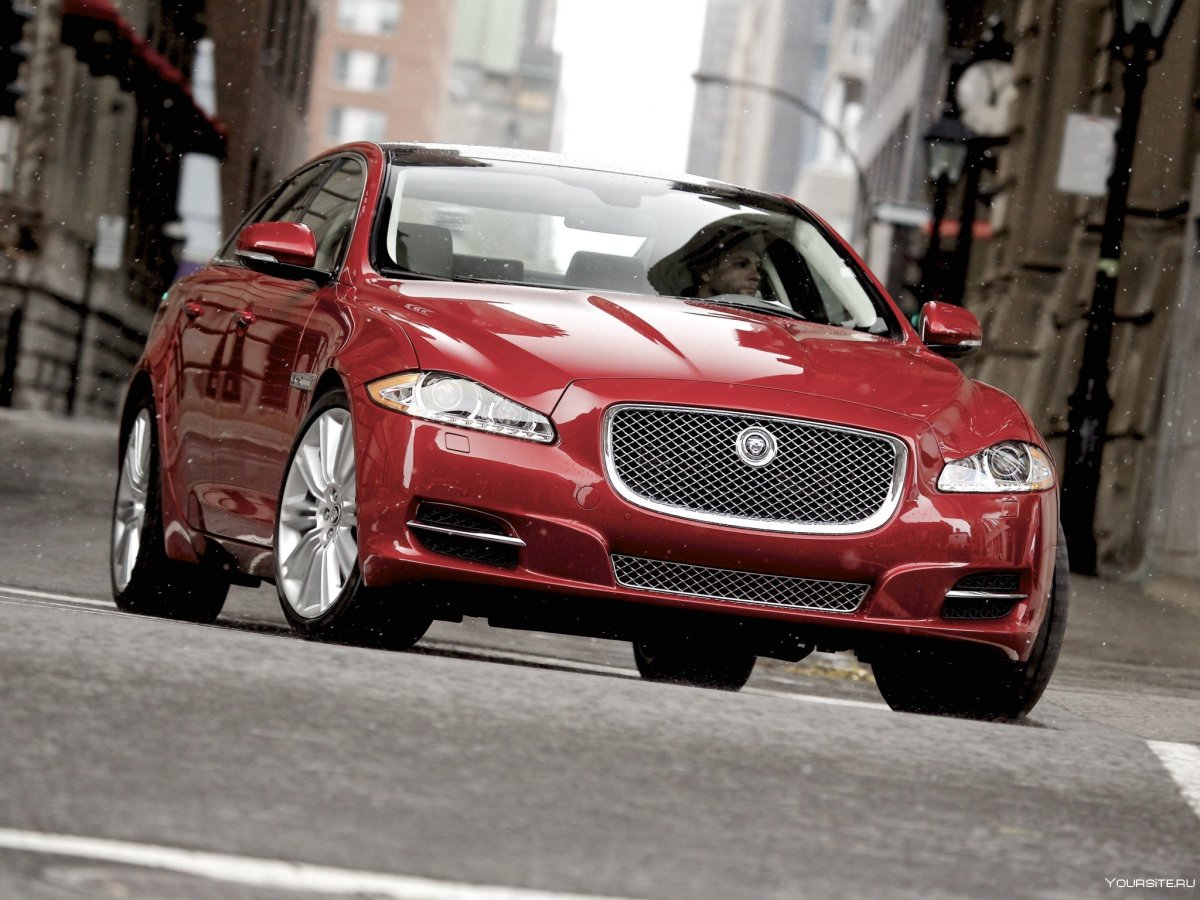Jaguar XJ красный