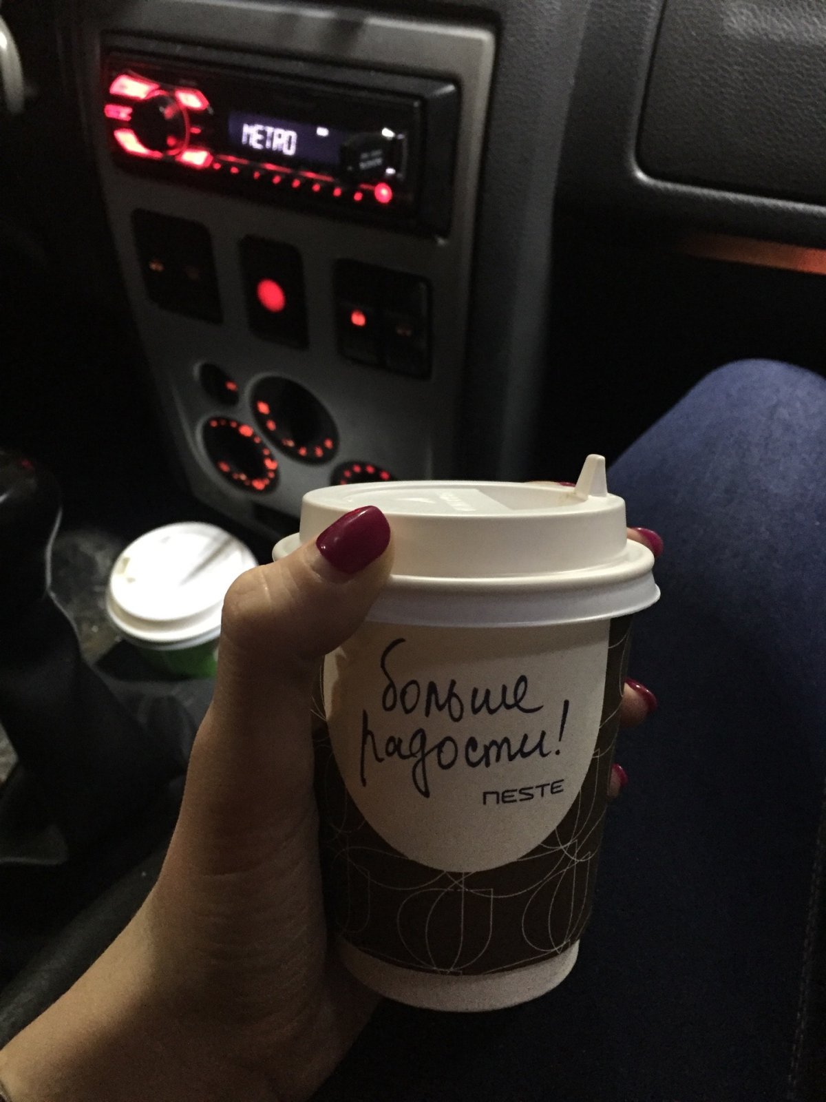 Кофе в руке в машине