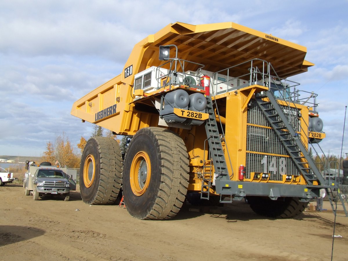 Карьерный самосвал Liebherr t282b