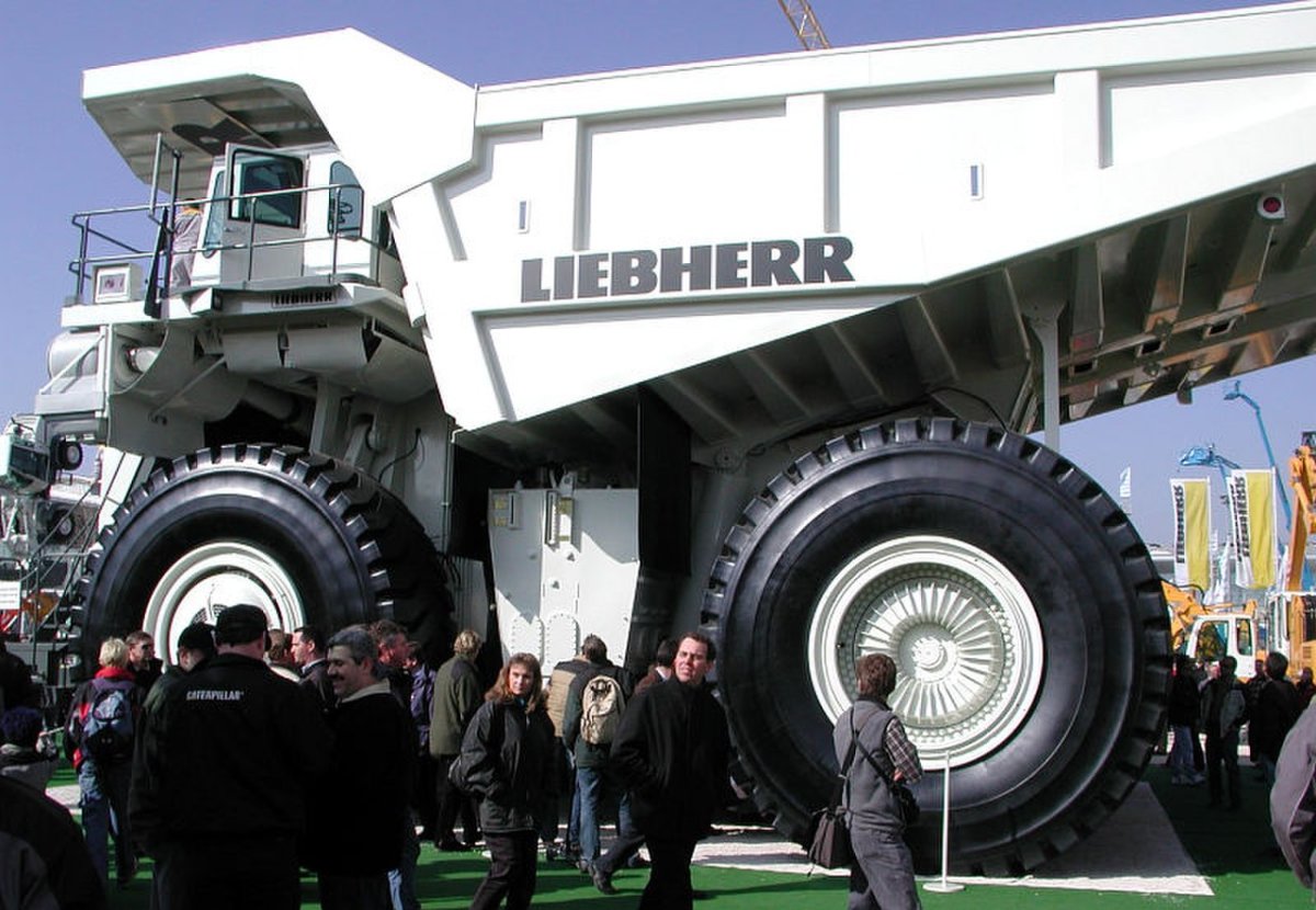Карьерный самосвал Liebherr t282b