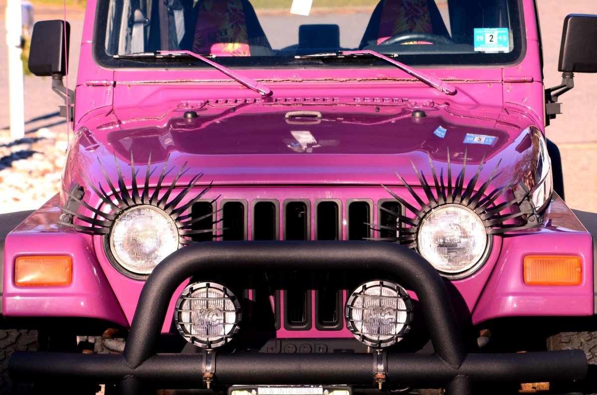 Jeep Вранглер с ресничками