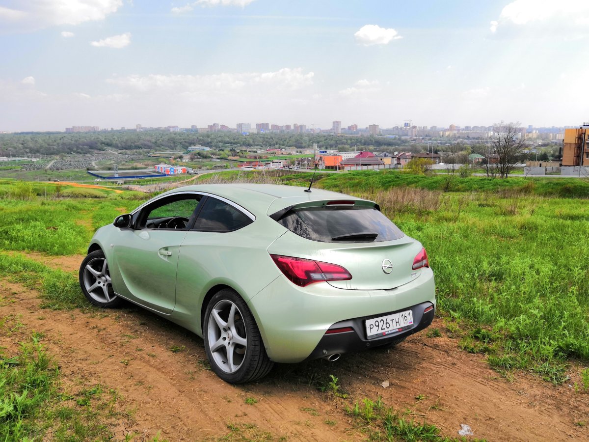Opel Astra GTC, 2012 зеленая