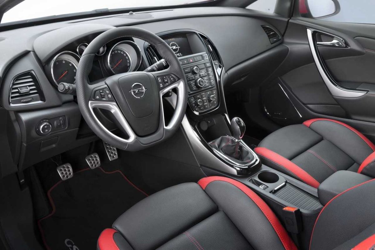 Opel Astra 2012 салон