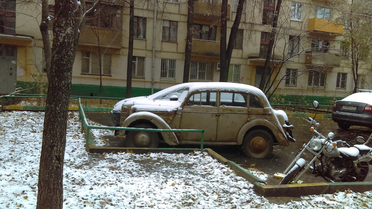 Старая машина во дворе