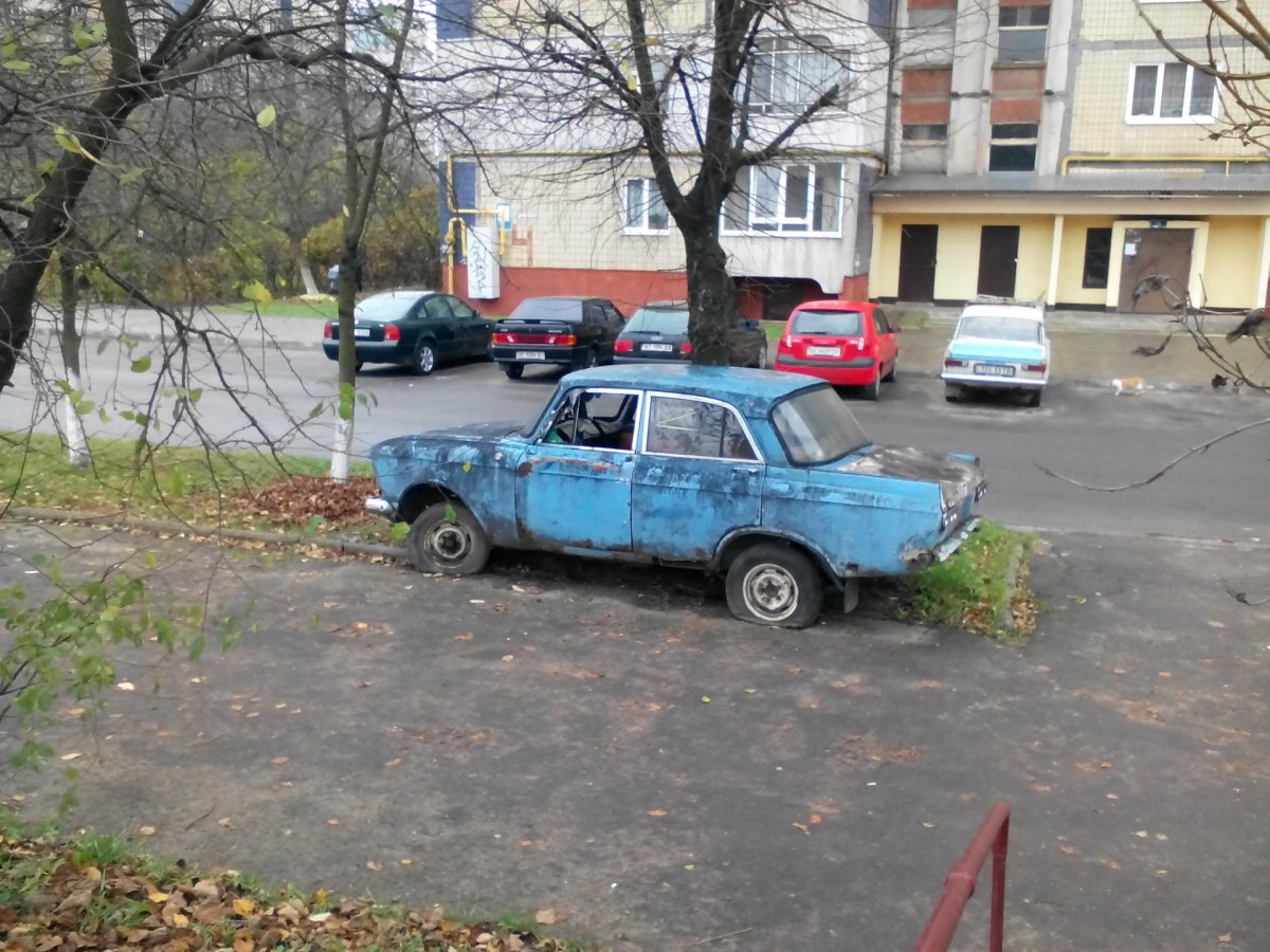Заброшенная машина во дворе