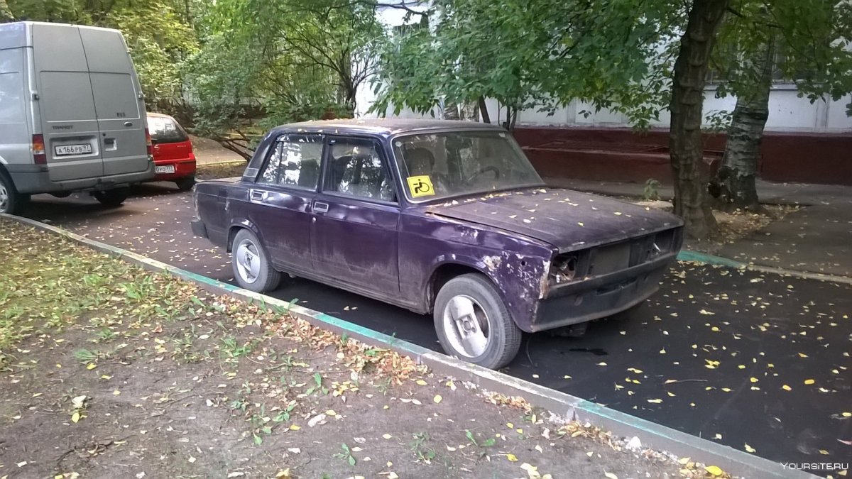 Машина Жигули во дворе