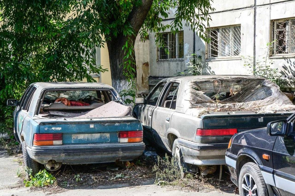 Брошенный автомобиль во дворе