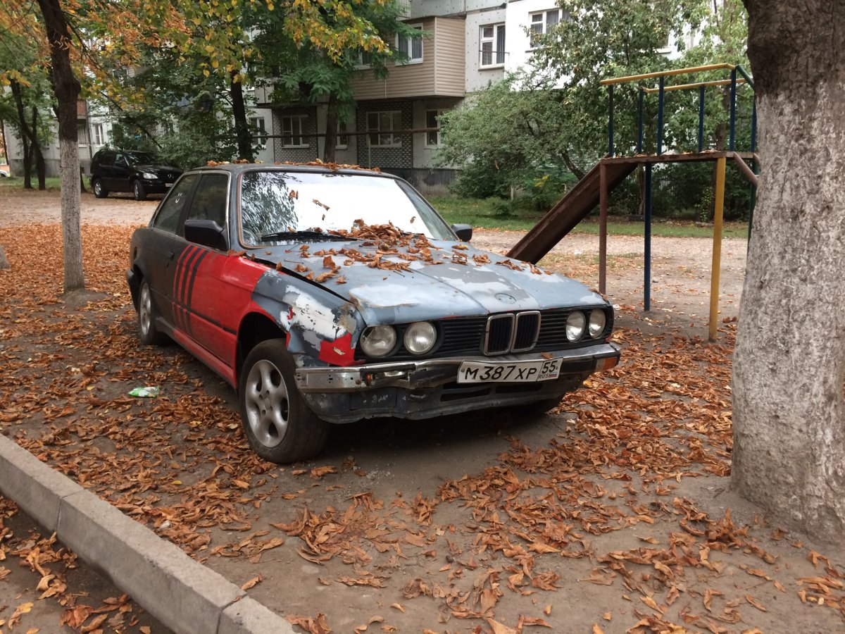 БМВ е34 во дворе