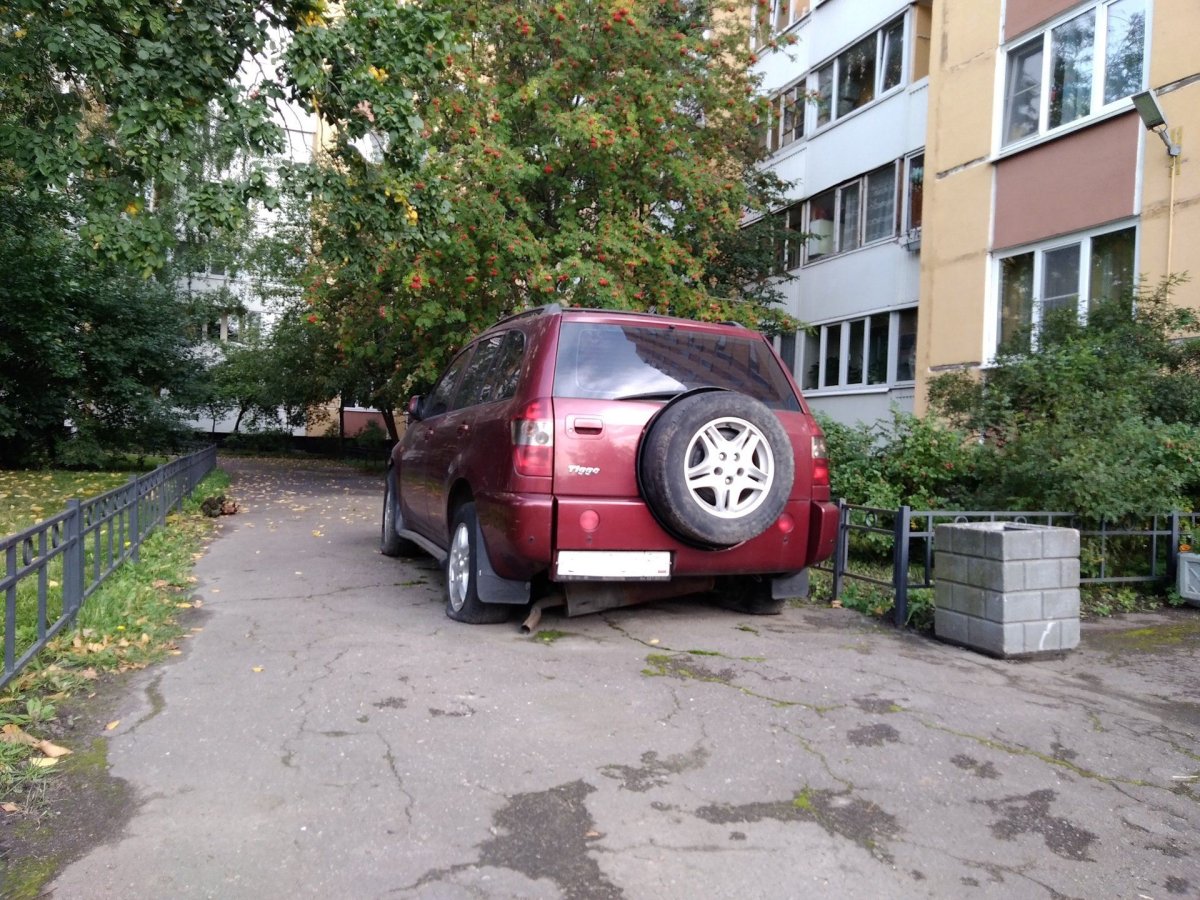 Иномарка во дворе