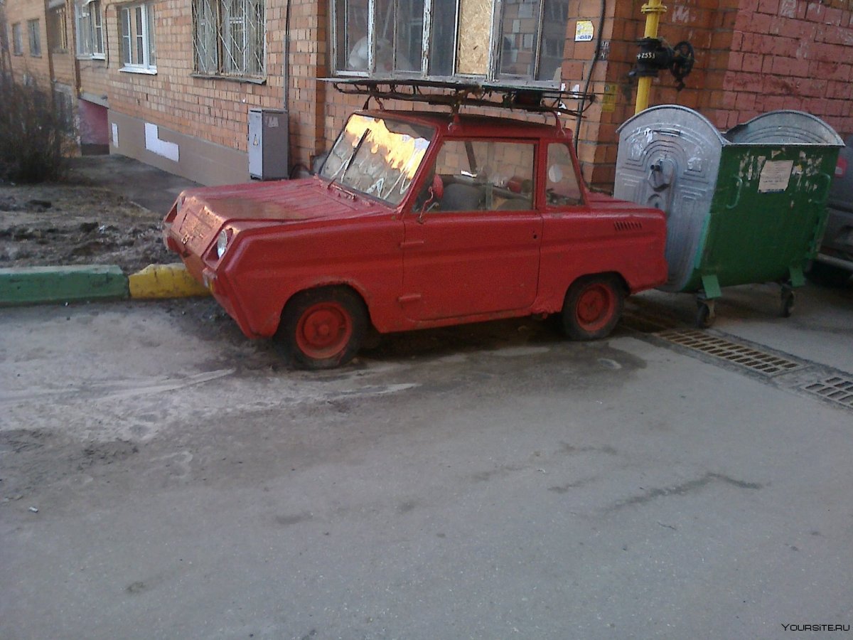 Старая машина во дворе