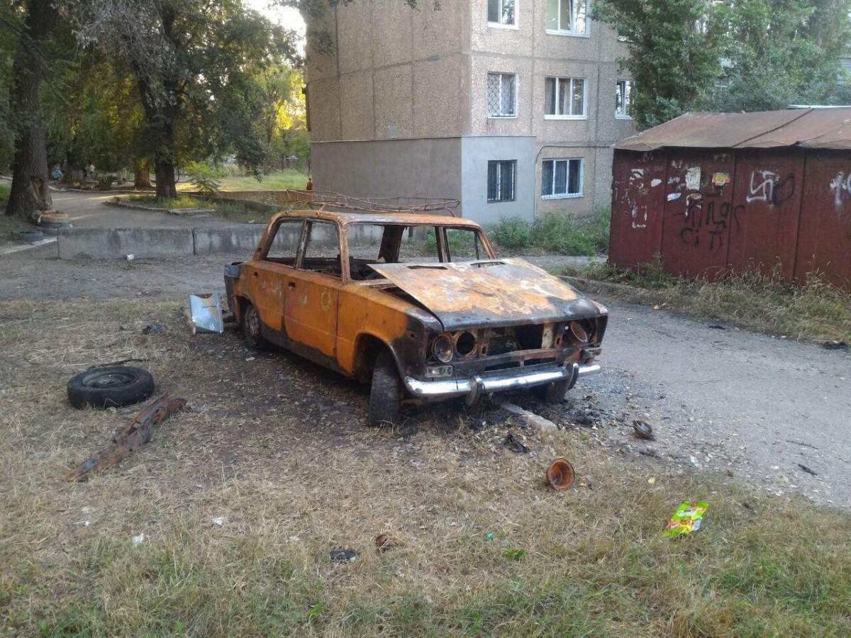 Заброшенные автомобили во дворах
