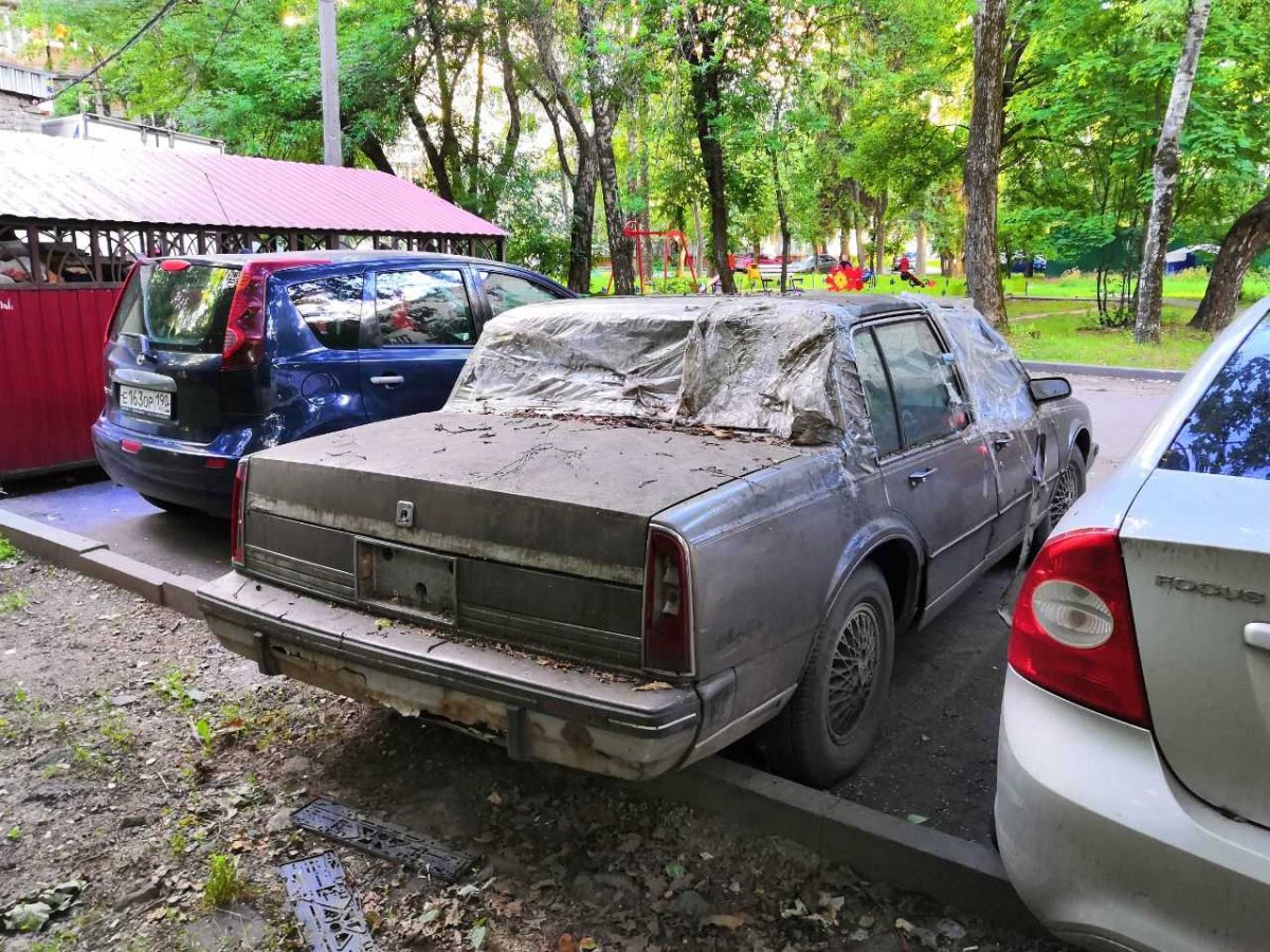 Заброшенные автомобили во дворах