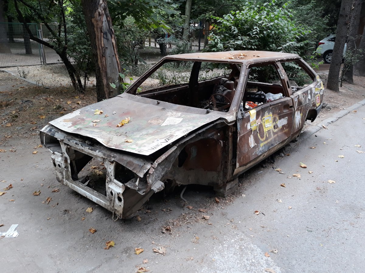 Заброшенные автомобили во дворах