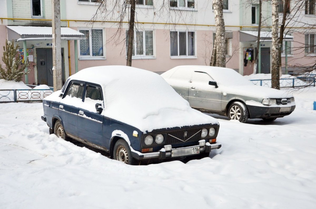 Автомобиль зимой во дворе