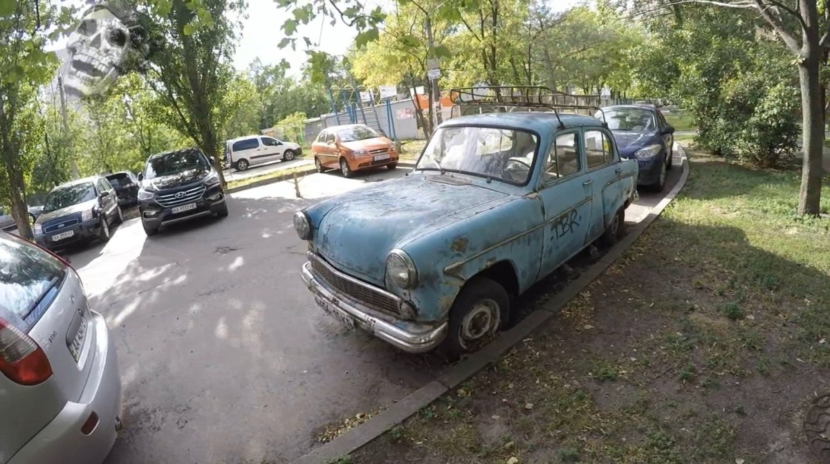 Заброшенные автомобили во дворах