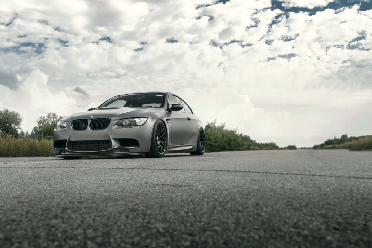 BMW 5 на дороге