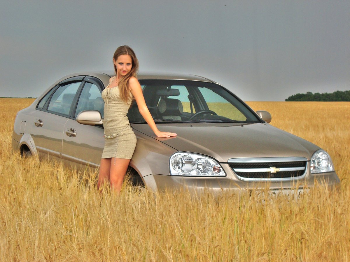 Chevrolet Lacetti универсал и девушка