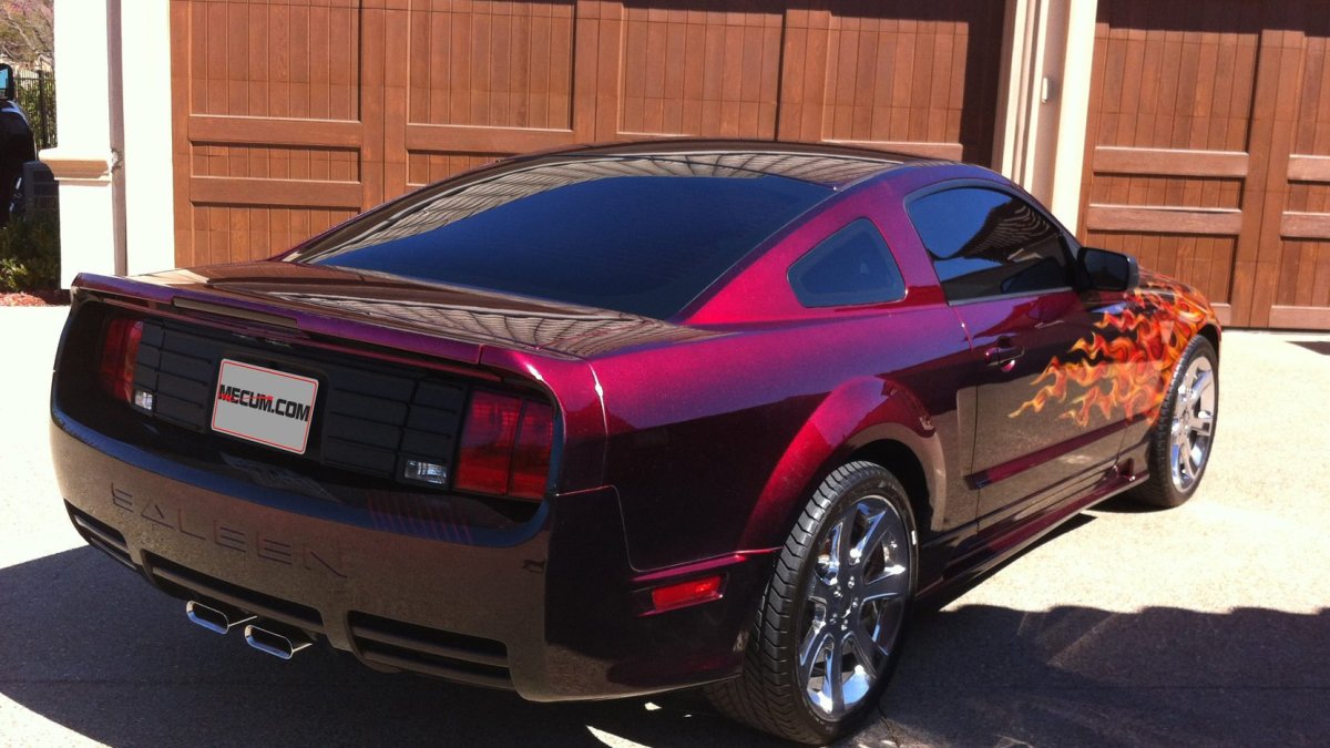 Красный Ford Mustang 2005