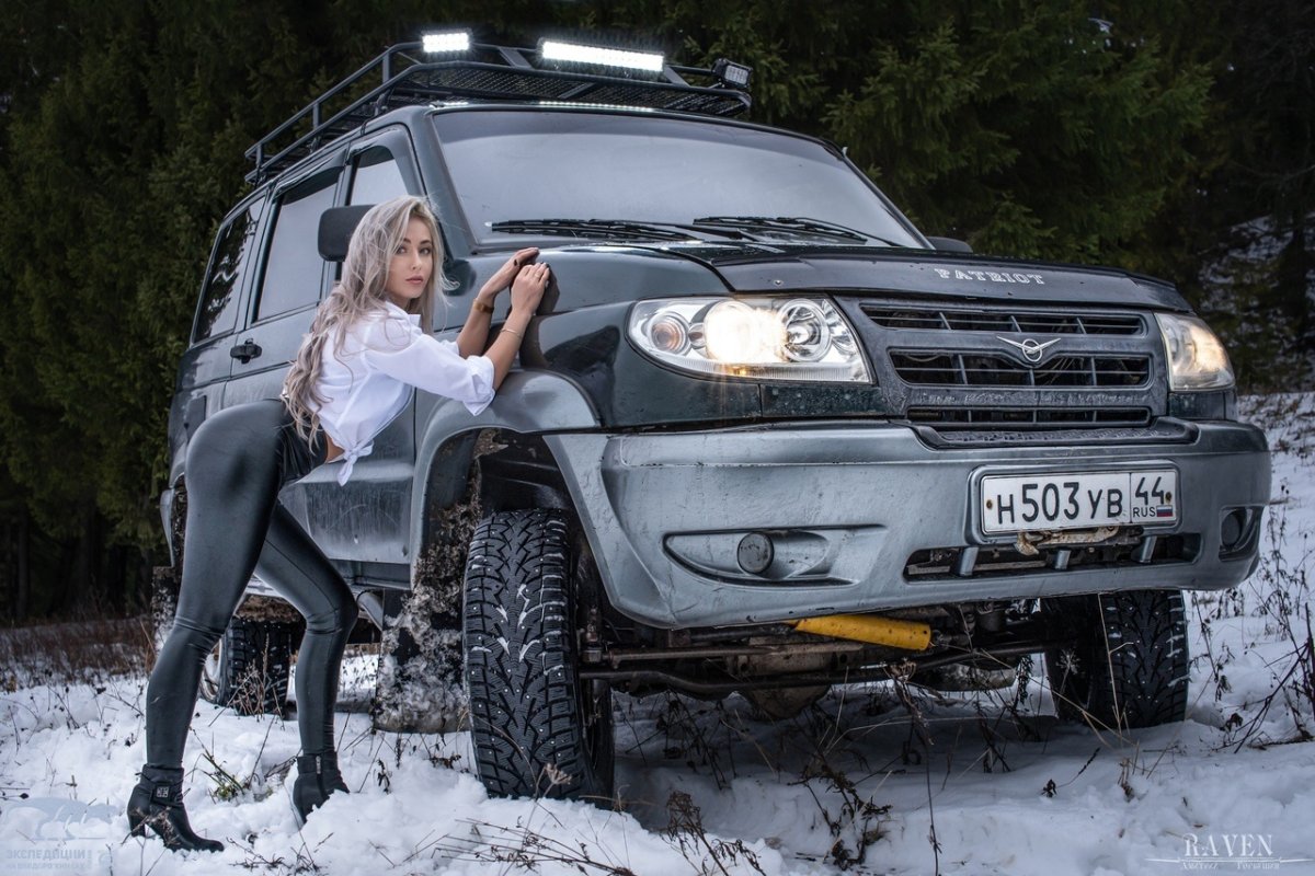 УАЗ Патриот и девушки