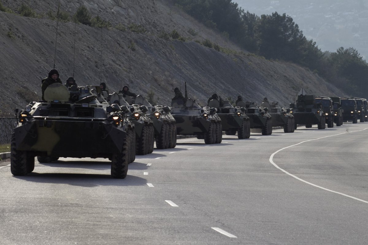 Колонна российских войск в Крыму