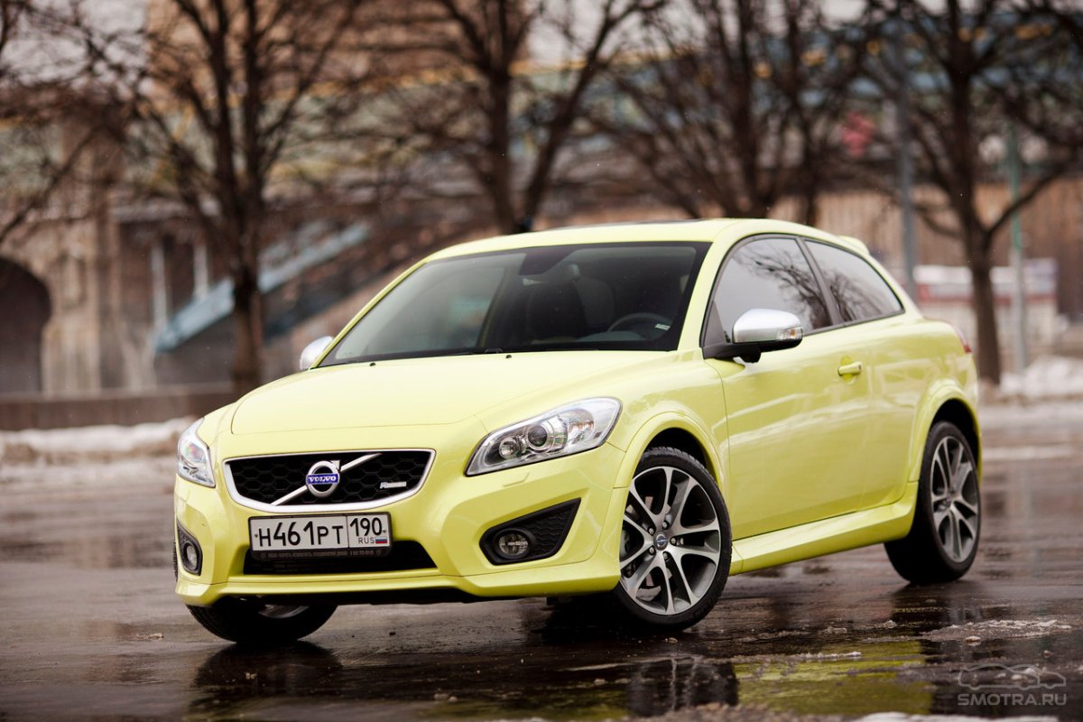 Volvo c30 2015 желтая