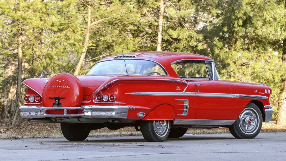 1958 Chevrolet Impala спереди