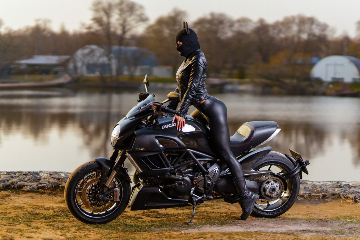 Ducati Diavel и девушка