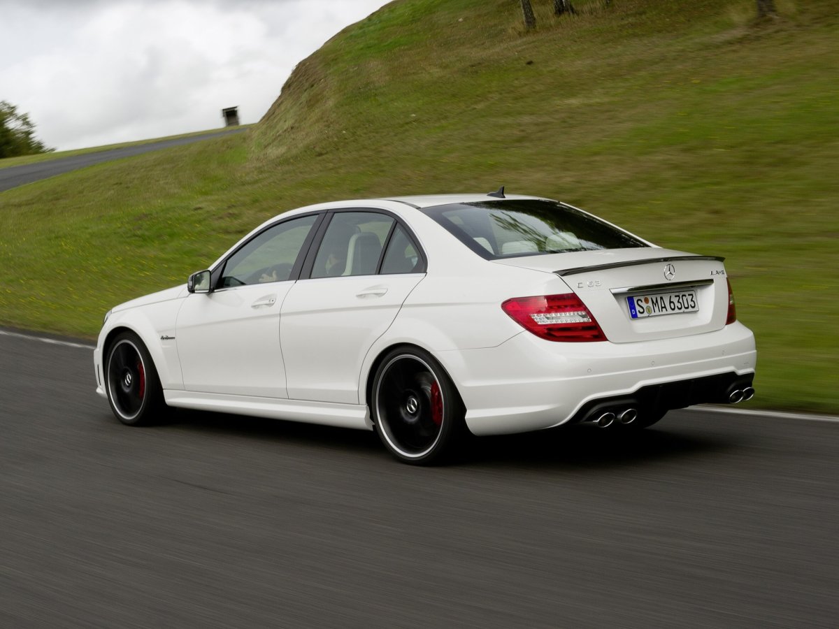 Мерседес c63 AMG седан