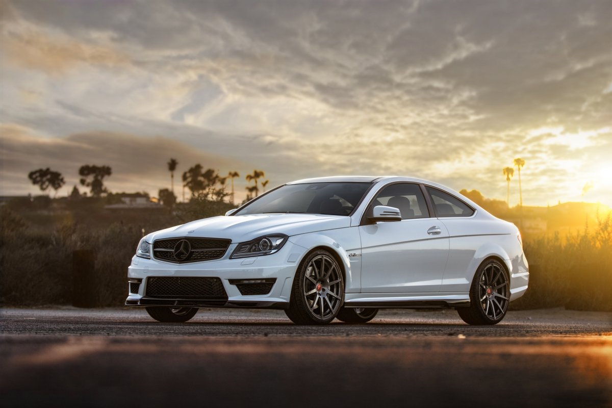 Mercedes Benz c63 AMG белый