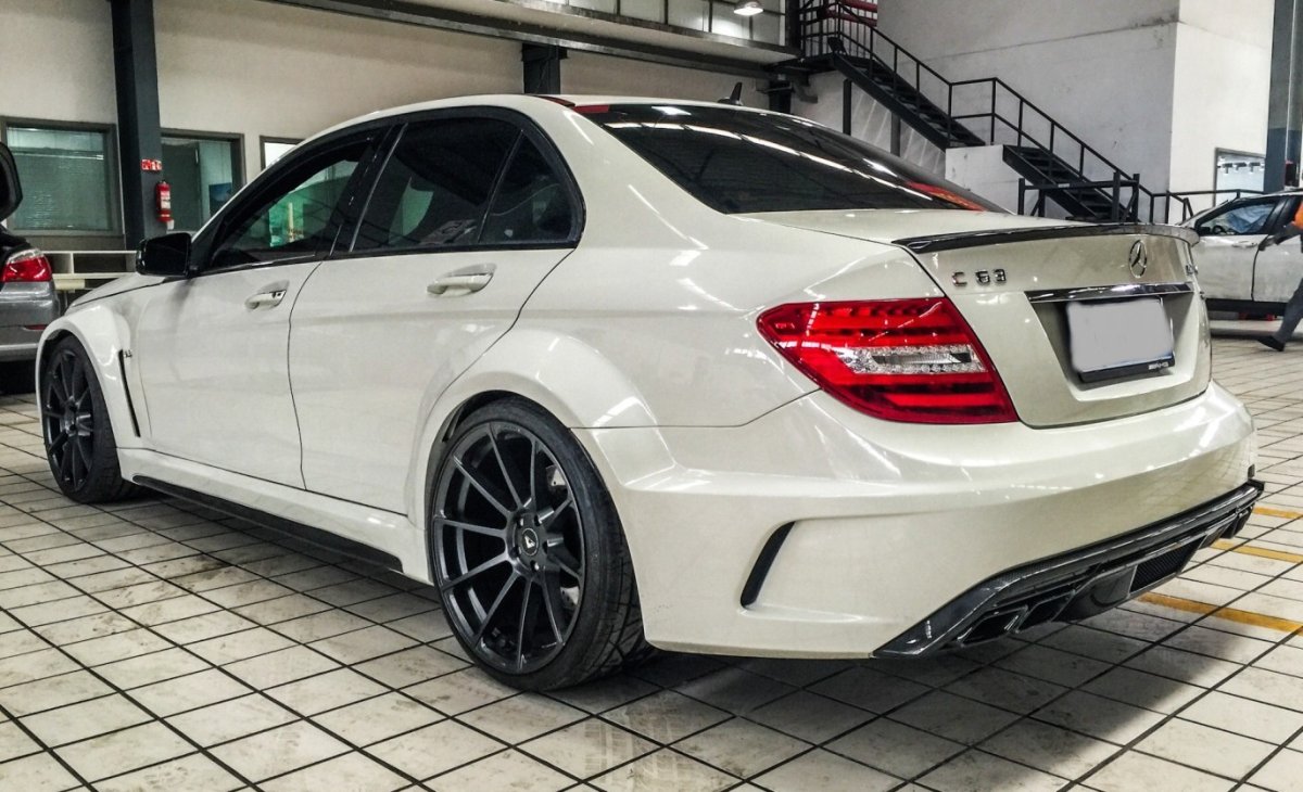 Mercedes Benz c63 AMG w204 седан