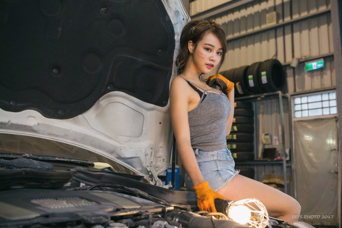 Азиатские женщины на шиномонтаже
