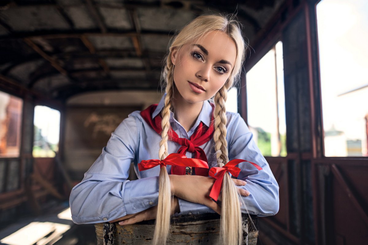 Девочка с косичками