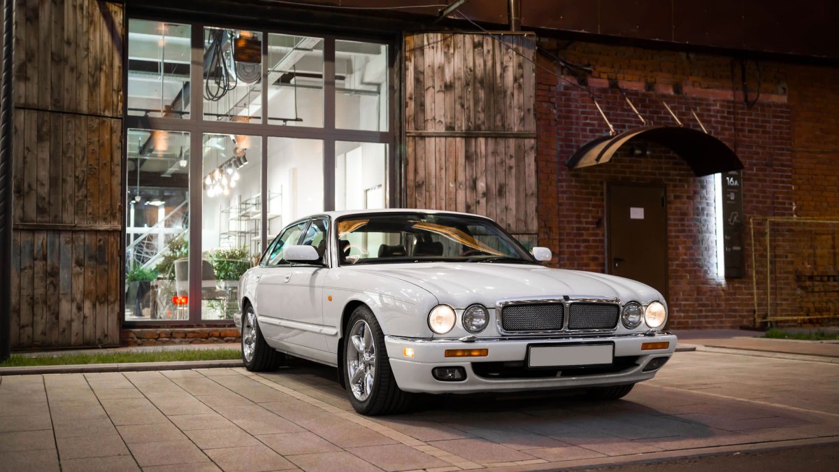 Jaguar XJ 308 белый