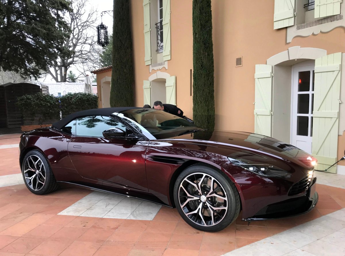 Aston Martin db11 volante