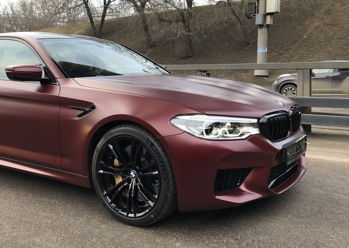 BMW m5 f90 бордовая