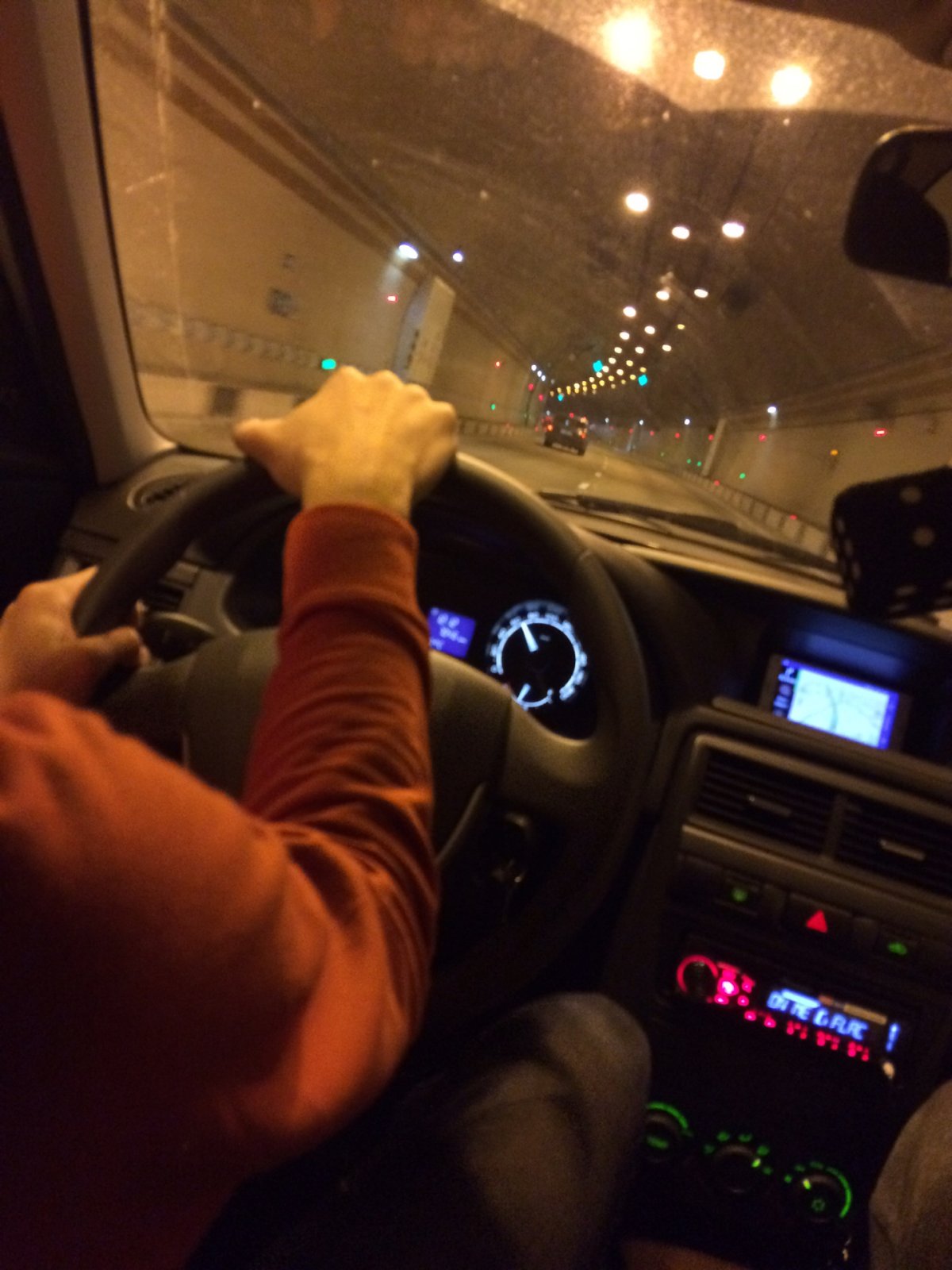 Парень в машине без лица