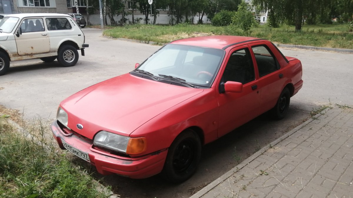 Форд Сиерра красная