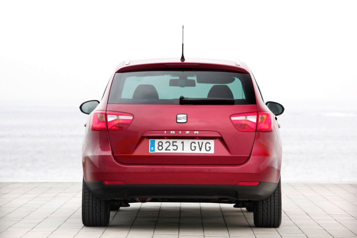 Seat Ibiza 2003 вид сзади