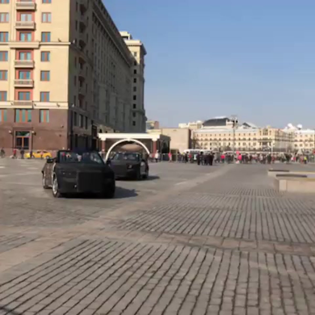 Кортеж выезжает