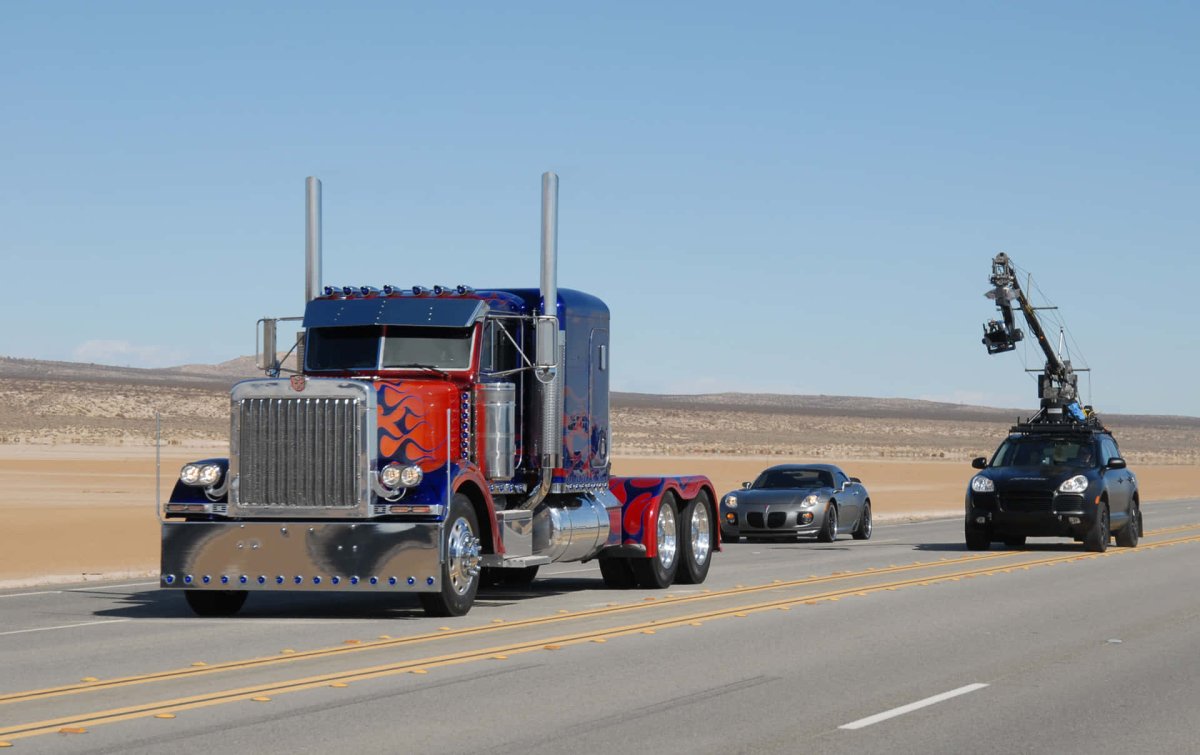 Peterbilt 379 и Шевроле Камаро