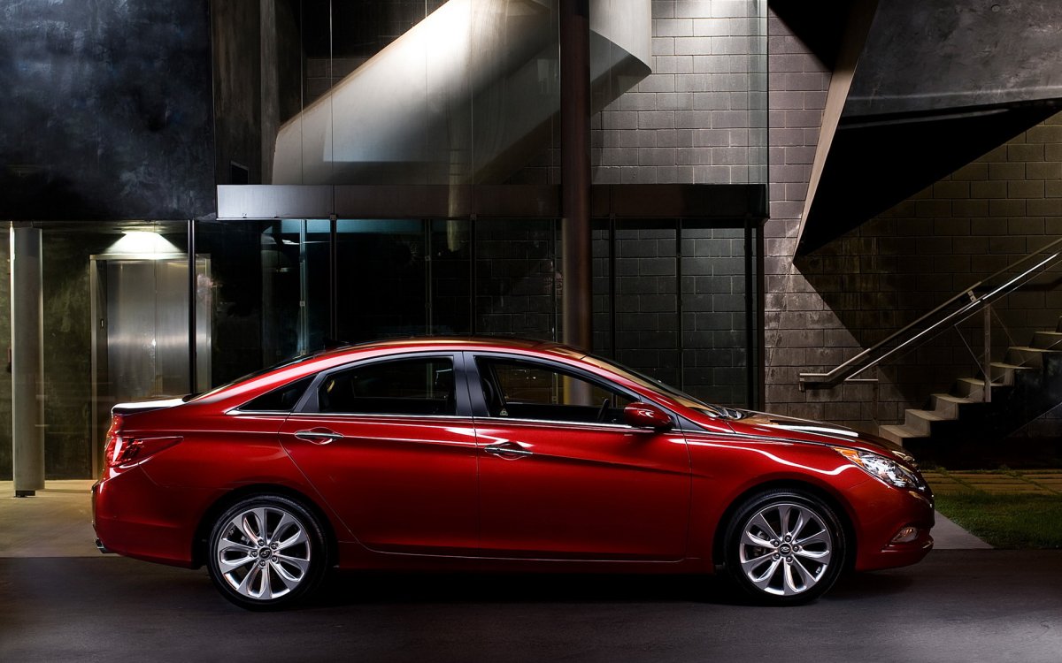 Hyundai Sonata красная