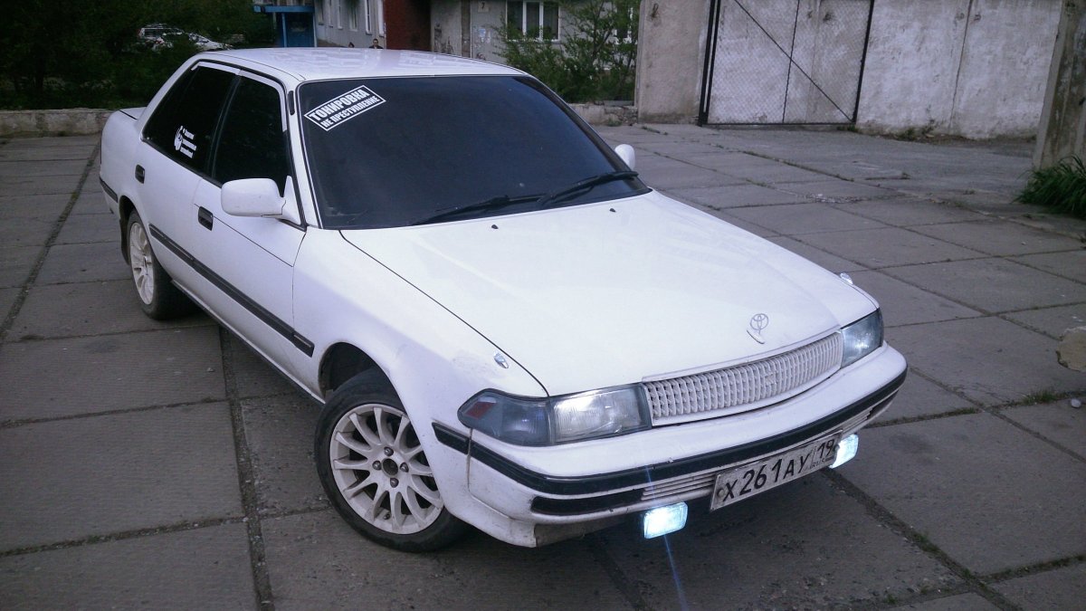 Тойота корона 1990 st170 белая на дисках