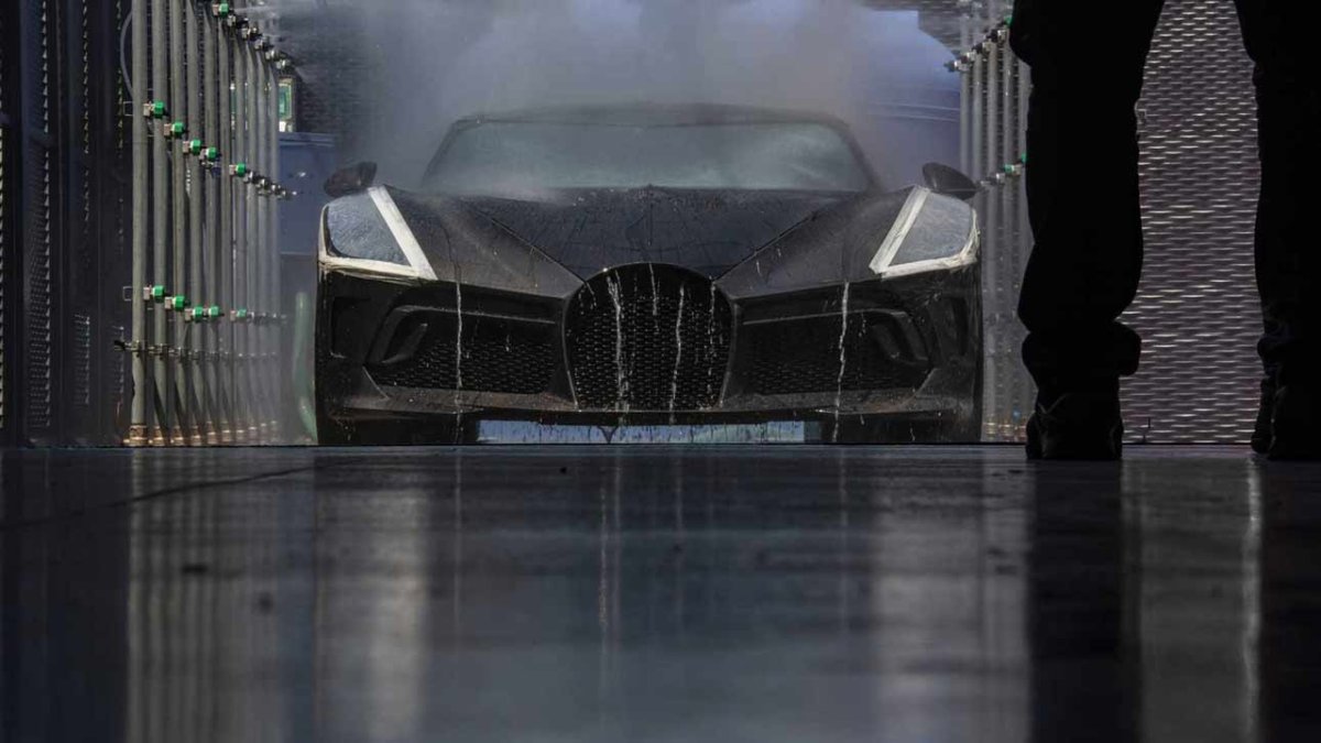 Bugatti la voiture noire надпись