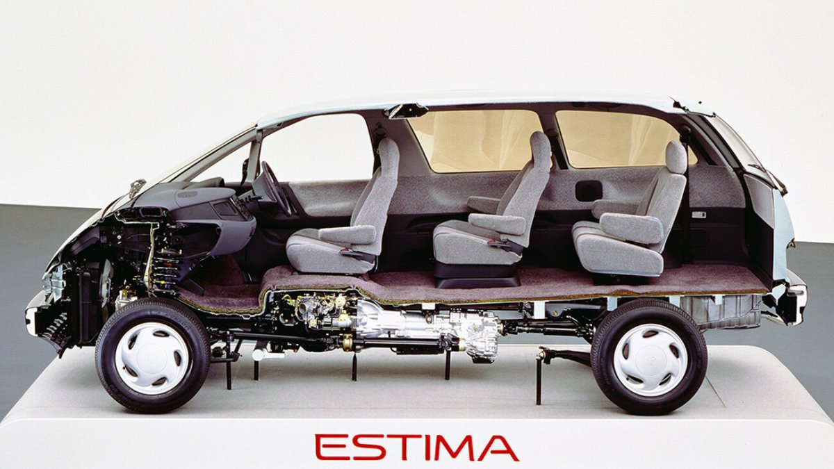 Toyota Estima снизу