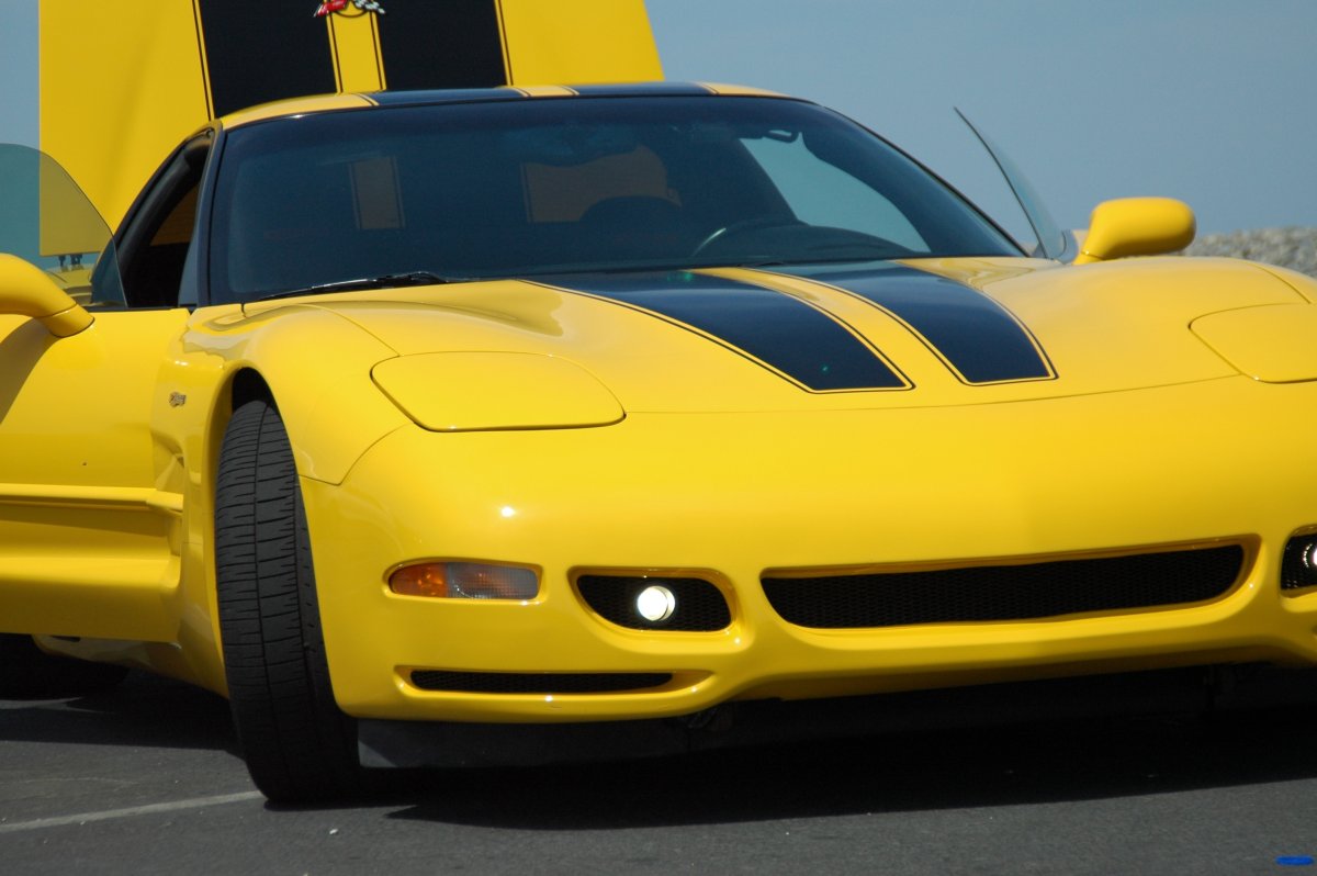 Корвет z06 желтый с полосами