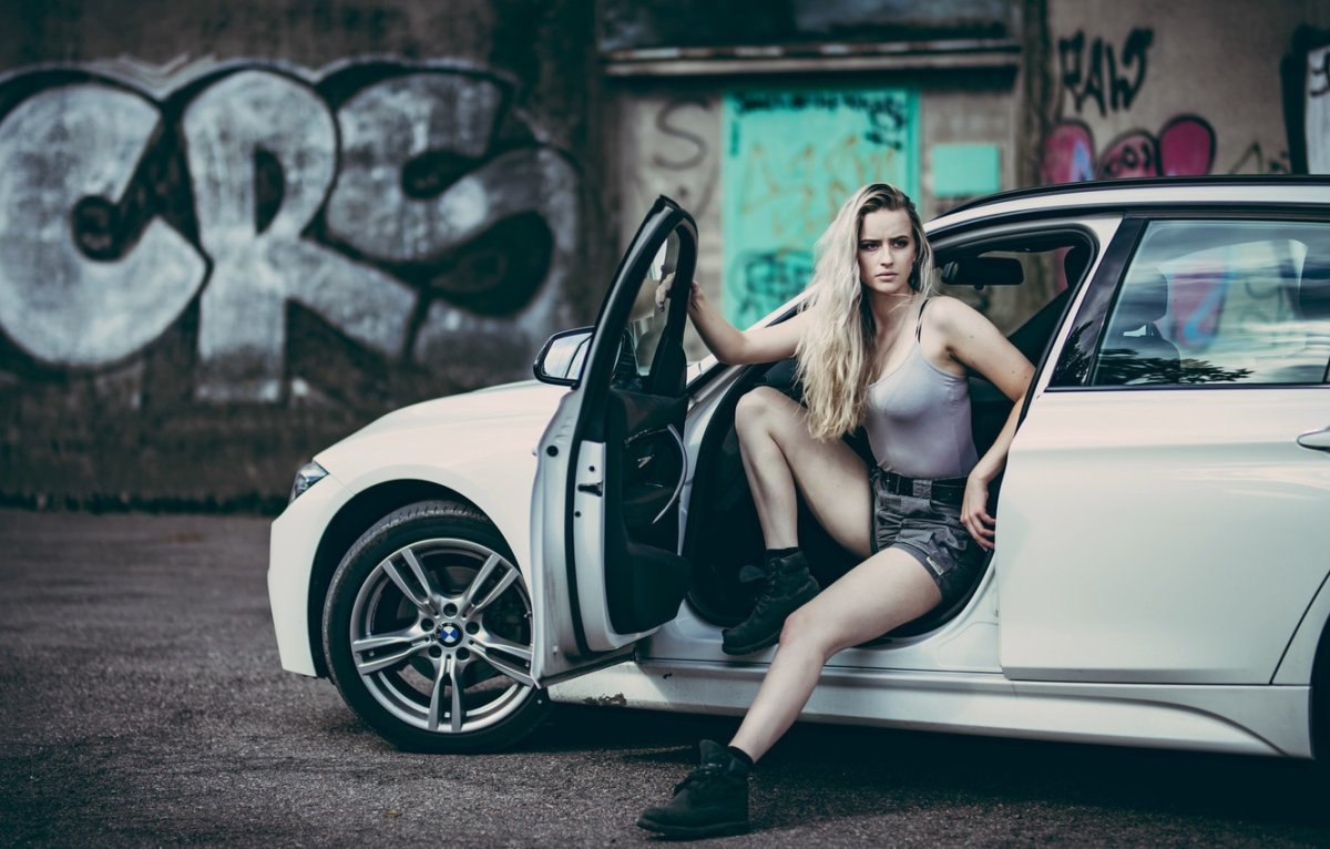 Девушки и авто на рабочий стол